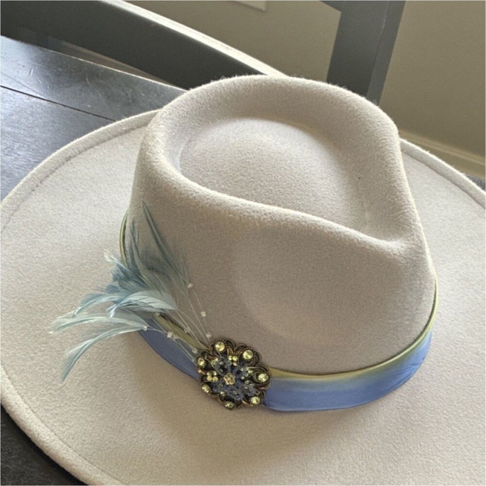 Uno Alla Volta Women's Ivory/Blue Felt Wide Brim Fedora Feather Made in USA